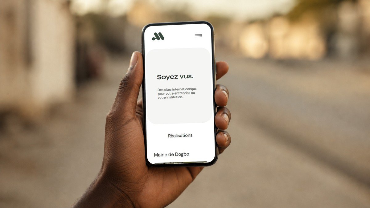 Site internet réalisé par Allan Creatives affiché sur un téléphone mobile